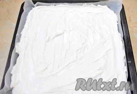 Противень для выпечки (у меня размер 40 см х 40 см) застелите пергаментом. Пергамент нужен хорошего качества, тогда меренга не пристанет к бумаге в процессе выпечки, идеально подойдёт силиконизированная бумага для выпечки (она продаётся во многих супермаркетах, а о том что она силиконизирована, указано на упаковке). Равномерно распределите по пергаменту всю белковую массу.