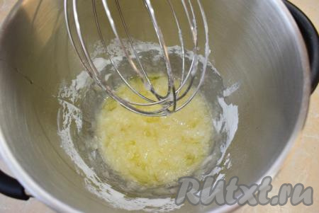 Очень аккуратно разделите яйца на белки и желтки, важно, чтобы к яичным белкам не попала даже капелька желтка (при попадании желтка к белкам меренга не получится). Для приготовления меренгового рулета понадобится именно 200 грамм яичных белков (это, примерно, 6 белков, но многое зависит от размера яиц, поэтому, возможно, белков понадобится больше). 200 грамм охлаждённых белков поместите в абсолютно сухую чашу для взбивания и, включив миксер на полную мощность, взбейте их в лёгкую пену. Затем, не переставая взбивать, постепенно добавляйте сахарную пудру, взбивая на максимальной скорости миксера. Для взбивания белков желательно использовать именно сахарную пудру, а не сахар, так как она растворяется и вмешивается в белки лучше.