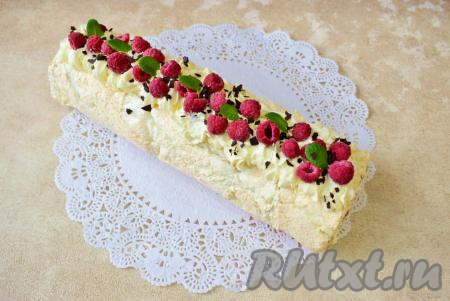 Украсьте верх рулета отложенным кремом и ягодами. Уберите меренговый рулет в холодильник на час, чтобы крем немного застыл.