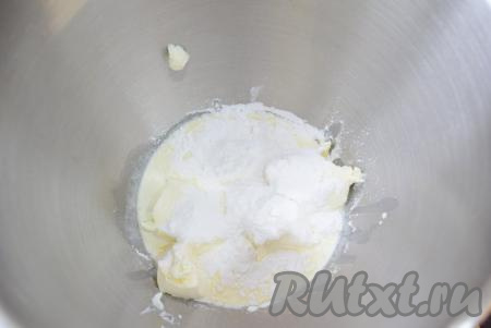 Для приготовления крема соедините охлаждённые жирные сливки, творожный сыр и сахарную пудру.