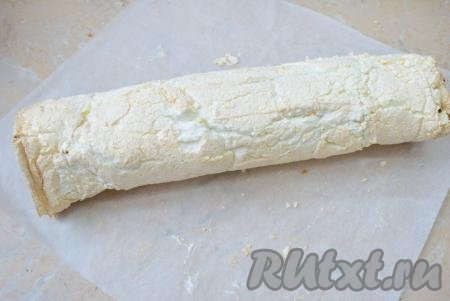 Сверните меренгу с кремом в рулет.