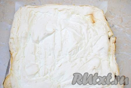 Духовку заранее разогрейте до 200 градусов, поместите в неё противень с белковой массой, закройте дверцу духовки, сразу уменьшите температуру до 150 градусов и готовьте меренгу около 30 минут (дверцу духовки не открывайте). Готовая меренга станет слегка золотистого цвета. Извлеките её из духовки, переверните на другой лист пергамента, а этот лист снимите. Меренгу остудите.