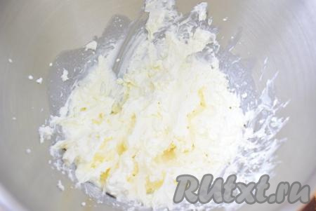 Взбейте крем миксером в течение 3-5 минут. Крем должен стать пышным, однородным, густым.