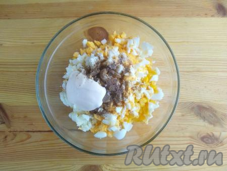 Затем добавить майонез, соль и перец по вкусу. Не пересолите, так как в состав салата входят солёные огурцы и майонез. Перемешать, оставить блюдо на 5-10 минут при комнатной температуре.