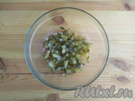 Огурец нарезать кубиками с размером стороны 0,5-0,7 см, выложить в миску для приготовления салата.