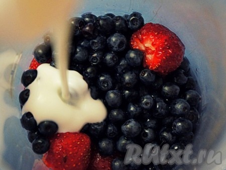 Добавить к ягодам кефир.