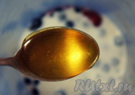 Добавить мёд, коричневый сахар и взбить с помощью блендера до однородности.