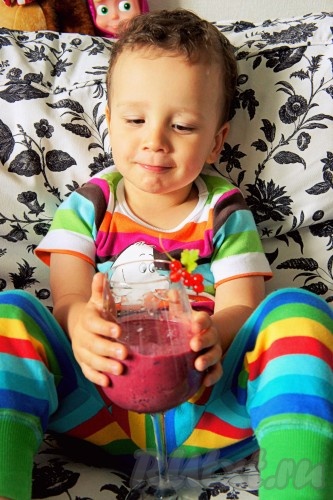 Коктейль из кефира и ягод понравится как взрослым, так и детям.