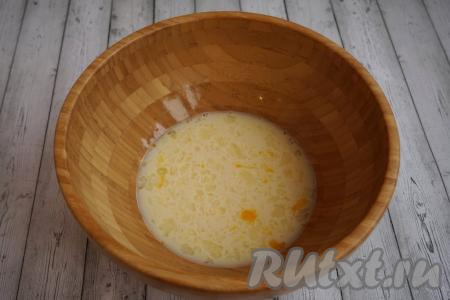 Начинаем замешивать основу теста. Для этого вливаем в миску оставшееся подогретое молоко (температура молока около 40 градусов), туда же отправляем 1,5 яйца, затем добавляем 0,5 стакана сахара, 0,5 чайной ложки соли и ванильный сахар (по желанию), тщательно перемешиваем молочно-яичную смесь.