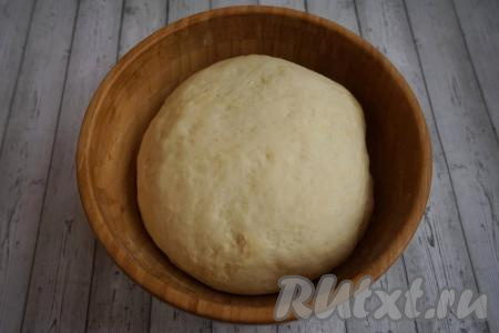 Накрываем миску с тестом чистым полотенцем и отправляем в тёплое место для подъёма. В зависимости от температуры, этот процесс займёт от 40 минут до 1 часа. Тесто увеличится в объёме вдвое.