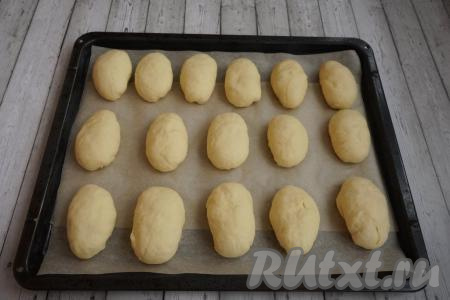 Сформированные пирожки выкладываем на расстоянии друг от друга на противень, застеленный бумагой для выпечки. При желании, бумагу для выпечки перед выкладыванием пирожков можно смазать растительным маслом, но если бумага качественная, к ней и так ничего не прилипнет.