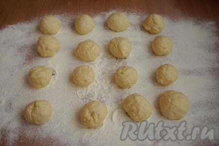 Формируем одинаковые шарики для пирожков. У меня получилось 16 штук, но можно делать пирожки мельче, тогда количество будет больше - тут уж как кому нравится.