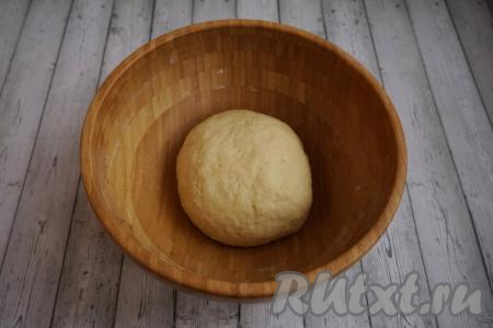Тесто должно перестать липнуть к рукам. Благодаря сливочному маслу, оно получается в меру жирным и упругим. В этом рецепте, как и в любом рецепте теста, я советую ориентироваться в первую очередь на консистенцию, а не на количество муки. Если ваше тесто «взяло» меньше муки, а шар уже упругий, досыпать муку не стоит.