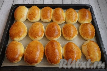 Отправляем пирожки в разогретую до 180 градусов духовку на 20 минут.