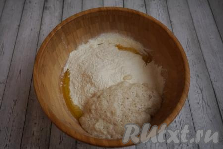 В миску с молочно-яичной смесью добавляем тёплое растопленное масло, запенившуюся дрожжевую смесь и, постепенно подсыпая 600 грамм муки, хорошенько вымешиваем тесто.
