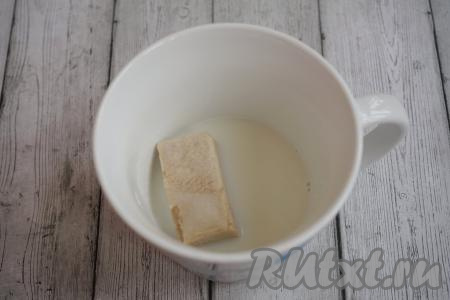 Начинаем приготовление наших пирожков с того, что активируем дрожжи. Для сдобы я рекомендую использовать именно свежие дрожжи, тесто с ними будет пышнее. Но бывают ситуации, когда под рукой только сухие дрожжи - не беда, можно готовить и с ними. Разогреваем молоко до температуры чуть выше комнатной (примерно, до 40 градусов). В чашку (или любую другую ёмкость) наливаем 4 столовые ложки молока, туда же насыпаем 1 столовую ложку сахара и выкладываем 30 грамм свежих дрожжей (или 10 грамм сухих дрожжей).