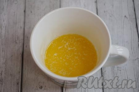 Разогреваем в микроволновке (или в сотейнике на плите) 100 грамм сливочного масла.