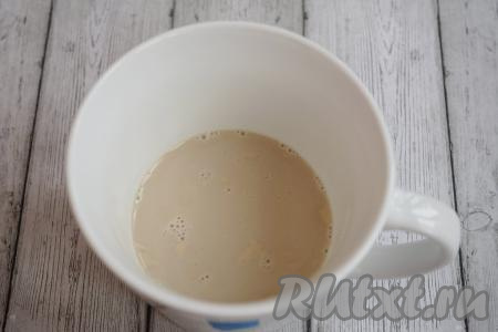 Тщательно перемешиваем содержимое чашки и оставляем при комнатной температуре буквально на 10 минут (за это время дрожжи начнут работать, их поверхность запенится).