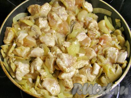 Перемешиваем, обжариваем, 4-5 минут (кусочки курицы должны изменить цвет, а внутри при этом они останутся сырыми), затем снимаем с огня.