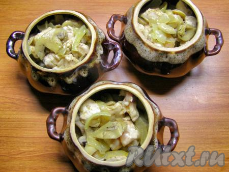 На картофель выкладываем кусочки куриного филе с грибами и луком.