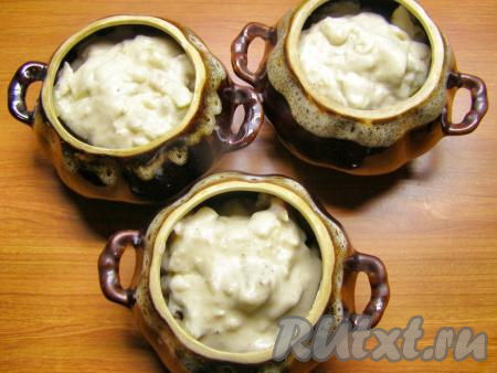 Сверху заливаем сливочным соусом.