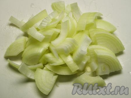 Лук, очищенный от шелухи, нарезаем на полукольца.