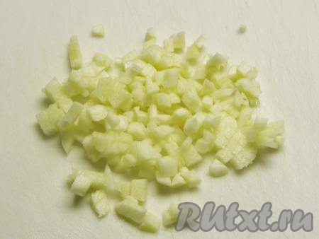 Очищенные от шелухи зубчики чеснока нарезаем маленькими кубиками.