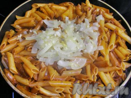 Перекладываем обжаренные лук с чесноком в сковородку с макаронами, перемешиваем, можно немного прогреть всё блюдо и снимаем с огня.