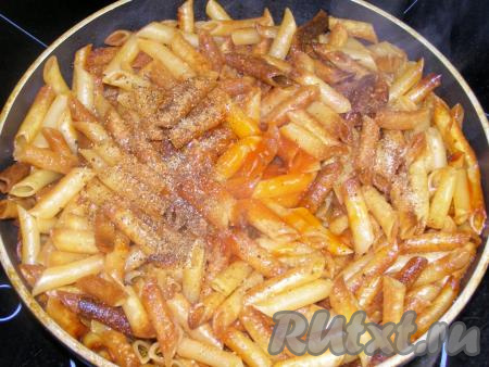 Посыпаем макароны молотым чёрным перцем, добавляем, по желанию, острый соус, сушёные укроп, петрушку и другие специи на свой вкус, перемешиваем.