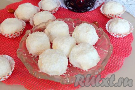 Нежный, с миндальной начинкой десерт "Рафаэлло", приготовленный из творога и кокосовой стружки, - это отличное решение, чтобы порадовать и детей, и взрослых вкусным и полезным лакомством.&nbsp;