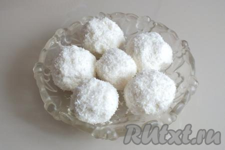 Подобным образом сформируйте "Рафаэлло" из оставшейся творожной массы и кокосовой стружки (всего у меня получилось 16 штук). Переложите на тарелочку и уберите в холодильник на 30 минут.