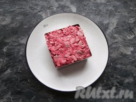 Далее выложить оставшийся салат.