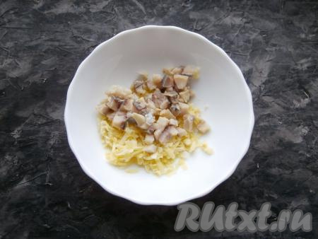 Заранее нужно отварить, не очищая от кожуры, свеклу (варить 45-60 минут с начала кипения воды), картофель (на варку нужно будет с момента закипания минут 25-30) и морковь (она варится после закипания воды минут 20-25). Отваренные овощи остудить и очистить. Картофель натереть на крупной тёрке, добавить нарезанное небольшими кубиками филе селёдки (перед нарезанием сельди удалите косточки, если они есть).