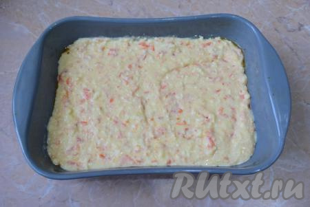 Для запекания возьмите жаропрочную форму. У меня керамическая форма размером 15 см х 25 см. Смажьте дно и бока формы растительным маслом и выложите подготовленное творожное тесто. Поставьте форму с творожно-морковной запеканкой в духовку, предварительно разогретую до 180 градусов, на 40 минут.