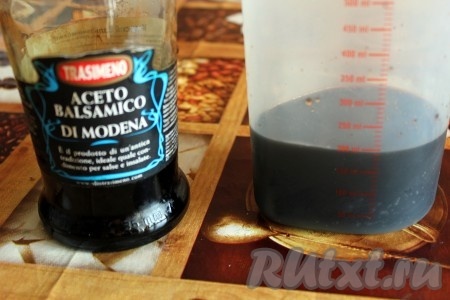 Приготовленный по традиционным рецептам бальзамик обозначается марками «Aceto Balsamico Tradizionale di Modena» (традиционный бальзамический уксус из Модены) или «Aceto Balsamico Tradizionale di Reggio Emilia» (традиционный бальзамический уксус из провинции Эмилия-Романья). Обе марки охраняются властями региона.