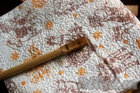 Перелейте бальзамический уксус в небольшую кастрюльку, измерьте глубину деревянной палочкой (от мороженого, китайской или т.п.) и сделайте отметку. Дополнительно нанесите отметку 1/3 от начальной глубины, т.е. отметку, до которой будет увариваться бальзамический соус.