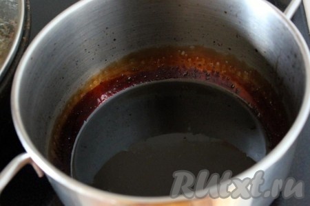 Поставьте кастрюльку с бальзамиком на плиту, доведите до закипания, убавьте огонь до среднего и уваривайте до 1/3 от первоначального объёма. Для этого периодически снимайте кастрюльку с огня и измеряйте глубину.