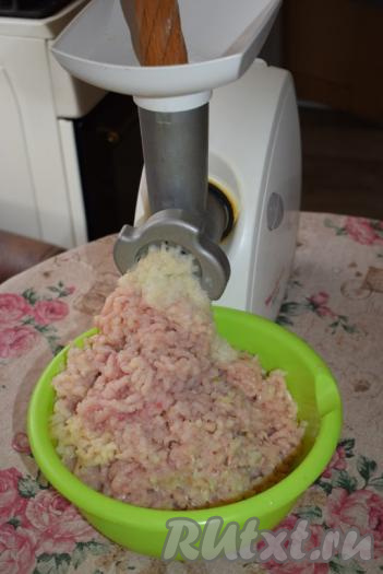 Прокручиваем лук, куриное мясо и хлеб на мясорубке, чередуя ингредиенты между собой.