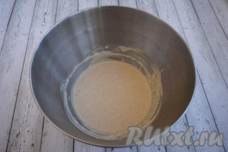 Если свежих дрожжей под рукой не оказалось, их можно заменить сухими. Тогда потребуется 8 грамм сухих дрожжей. В этом случае поступить можно двумя способами. Первый - сделать опару также, как и со свежими дрожжами. Второй - добавить сухие дрожжи непосредственно в муку и замесить тесто без опары. Лично мне вариант с опарой больше нравится, так как тесто получается более пышным. Цельнозерновая мука и так довольно «тяжёлая», если хлеб готовить безопарным способом, то он получится слишком плотным.