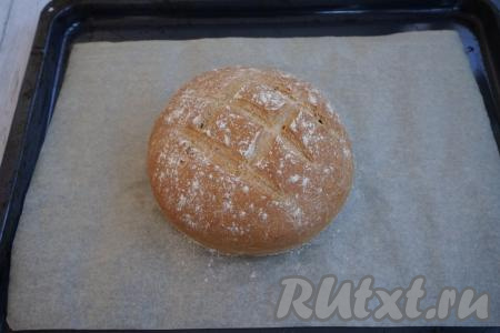 За это время наш цельнозерновой хлеб ещё «подрос». Узор на поверхности стал объёмным - самое время печь. Разогреваем духовку до 180 градусов и отправляем туда хлеб на 25-30 минут.