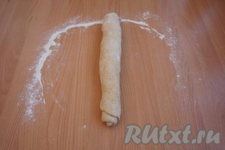 Сворачиваем нашу лепёшку в рулет.