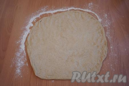 Далее смазываем руки растительным маслом, чтобы тесто не прилипало, и разравниваем тесто в прямоугольную лепёшку.