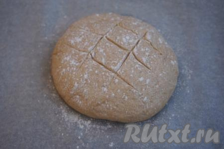 Следующий шаг по желанию. Я люблю некий узор на хлебе, но его можно и не делать. Вкус изделия от этого не изменится. В общем, берём острый нож и делаем неглубокие надрезы на поверхности хлебушка.