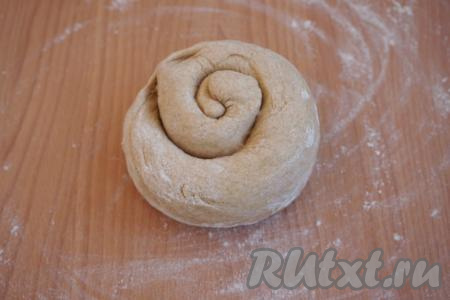 Теперь сворачиваем из рулета улитку. Оставляем её на столе на 10 минут, прикрыв миской.