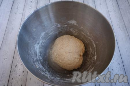 Тесто должно получиться плотным и слегка липким. В зависимости от влажности вашей муки, её может уйти чуть больше или чуть меньше. Ориентироваться тут нужно в первую очередь на консистенцию теста, а не на количество муки. Накрываем получившийся «колобок» чистым полотенцем (или крышкой) и отправляем в тепло на 30 минут для подъёма.