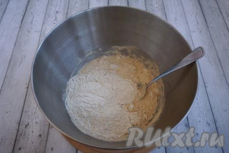 Спустя 20 минут наша опара подошла, самое время замешивать хлеб. Добавляем к опаре 30 мл растительного масла и 1 чайную ложку&nbsp;соли. Затем отдельно смешиваем оставшиеся 200 грамм цельнозерновой муки, половину чайной ложки разрыхлителя и просеиваем в миску с опарой, солью и растительным маслом. Хорошенько вымешиваем тесто.