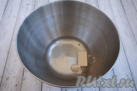 Начинаем приготовление хлеба с опары. Для этого наливаем 210 мл тёплой воды (температура, примерно, градусов 40) в миску, добавляем 17 грамм свежих дрожжей, 1 чайную&nbsp;ложку&nbsp;сахара и 100 грамм муки, тщательно перемешиваем и накрываем опару полотенчиком (или крышкой), даём постоять в тепле минут 20.
