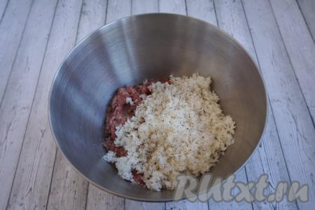 Соединяем рис и 700 грамм мясного фарша (я беру свино-говяжий, но отлично подойдёт&nbsp;и любой другой мясной фарш), солим, приправляем специями по вкусу. Тщательно перемешиваем фарш с рисом.