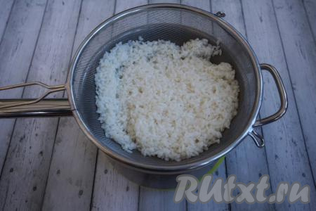 Отваренный до полуготовности рис откидываем на дуршлаг (или мелкое сито), промываем под проточной холодной водой, даём стечь воде.