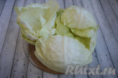 Вынимаем первые листочки, а следующие также надрезаем у основания. Аккуратно, не обожгитесь! Таким образом отделяем от кочана необходимое количество капустных листьев. На это количество фарша нужно будет 10-12 крупных листочков капусты.